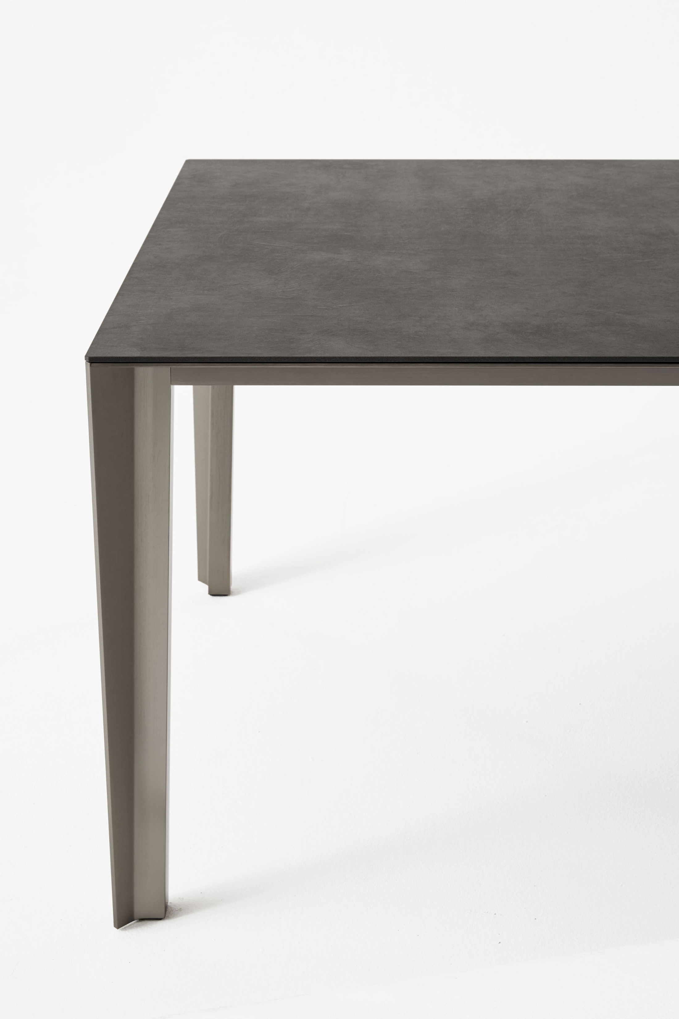 Skin table by Desalto STYLEPARK