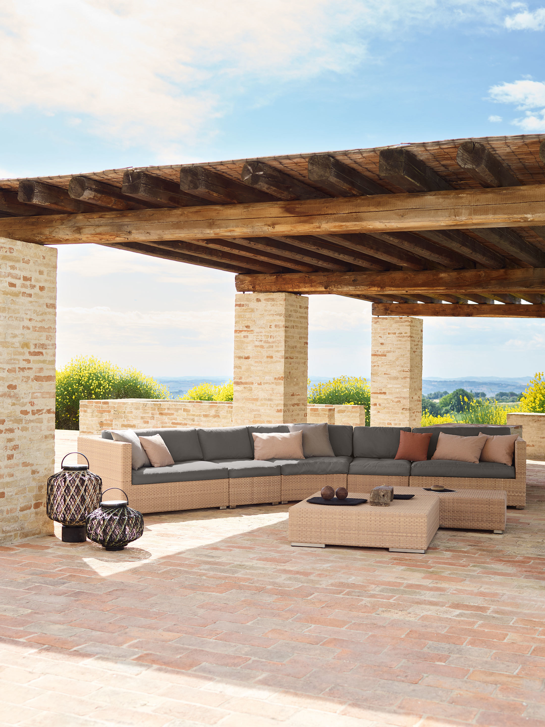 LOUNGE coffee table 110x110 by DEDON | STYLEPARK