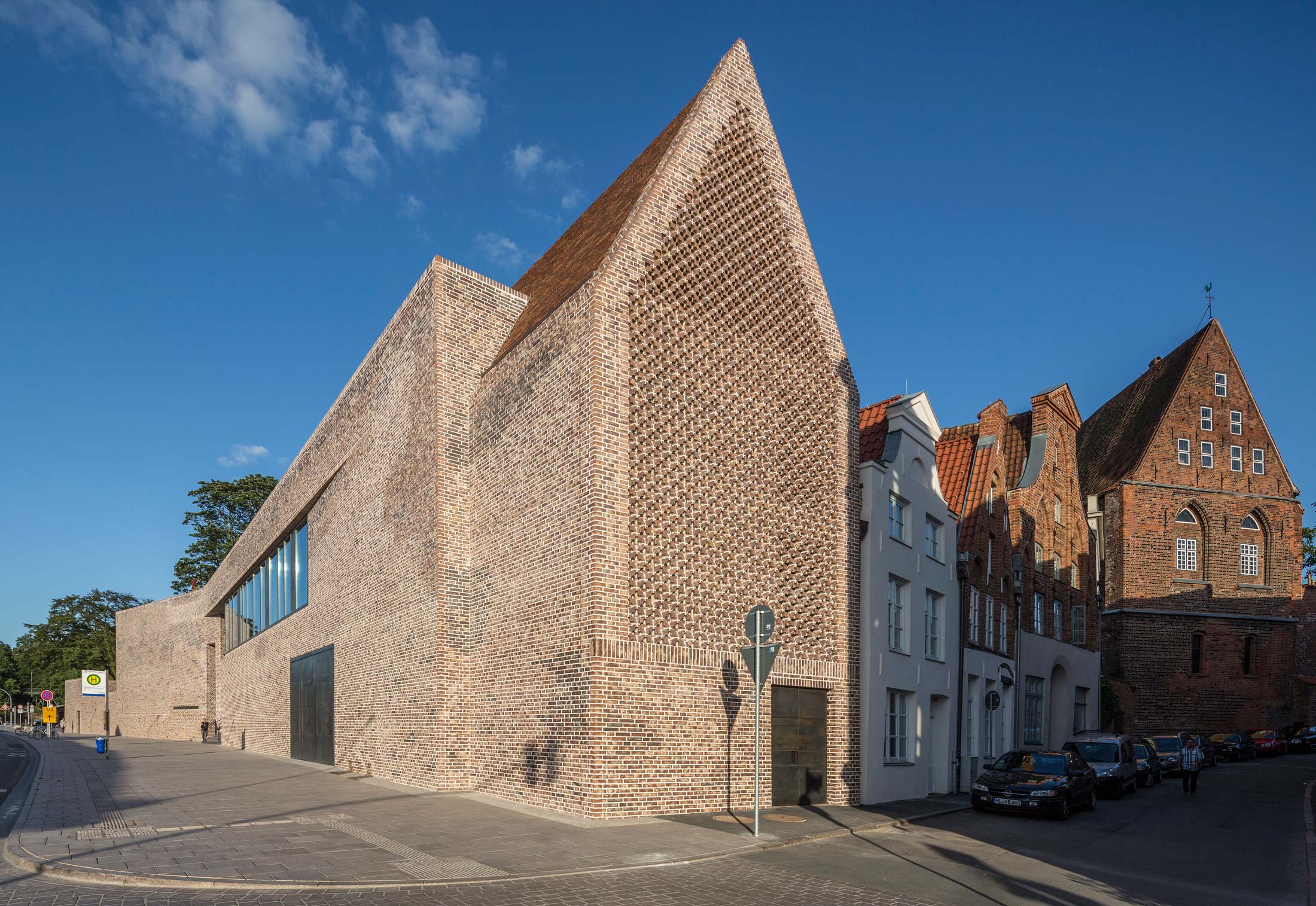 hansemuseum lubeck by petersen tegl stylepark