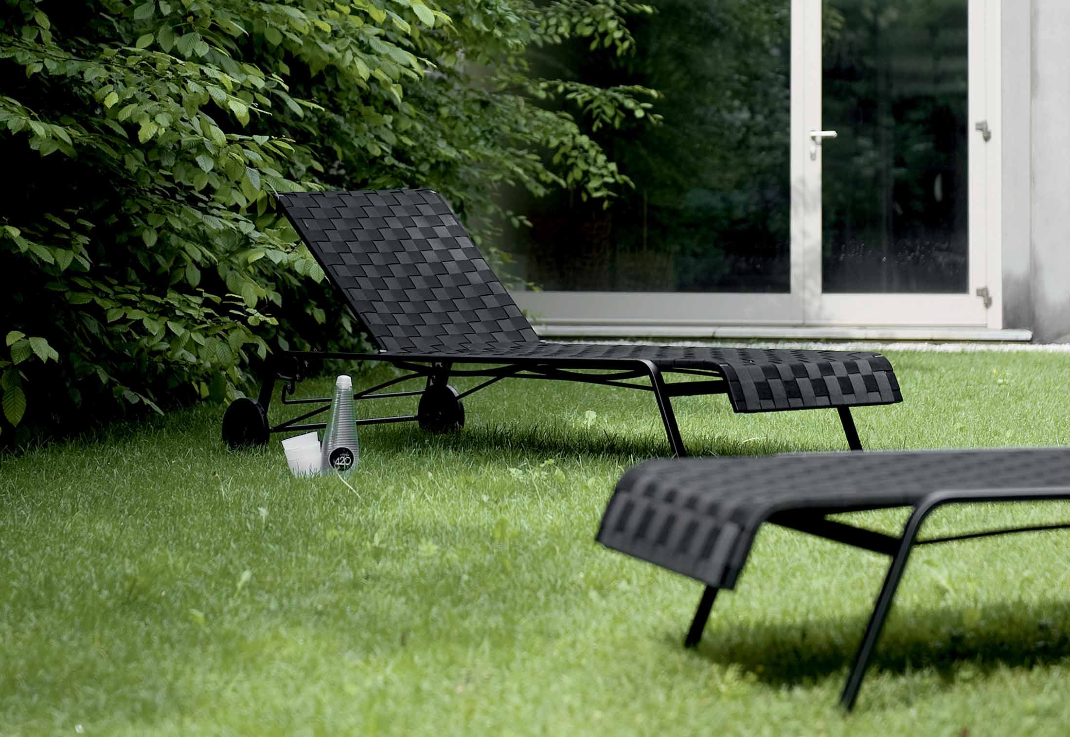 Rest Liege mit Rollen von Kristalia | STYLEPARK