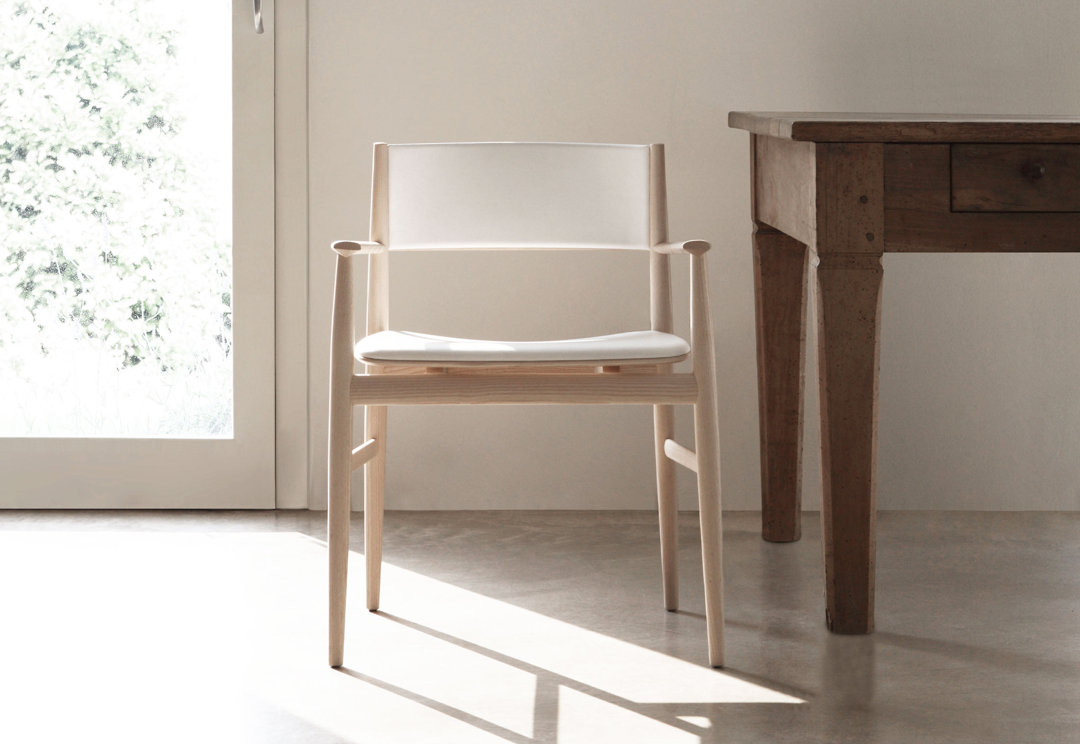 neve with armrests by porro stylepark