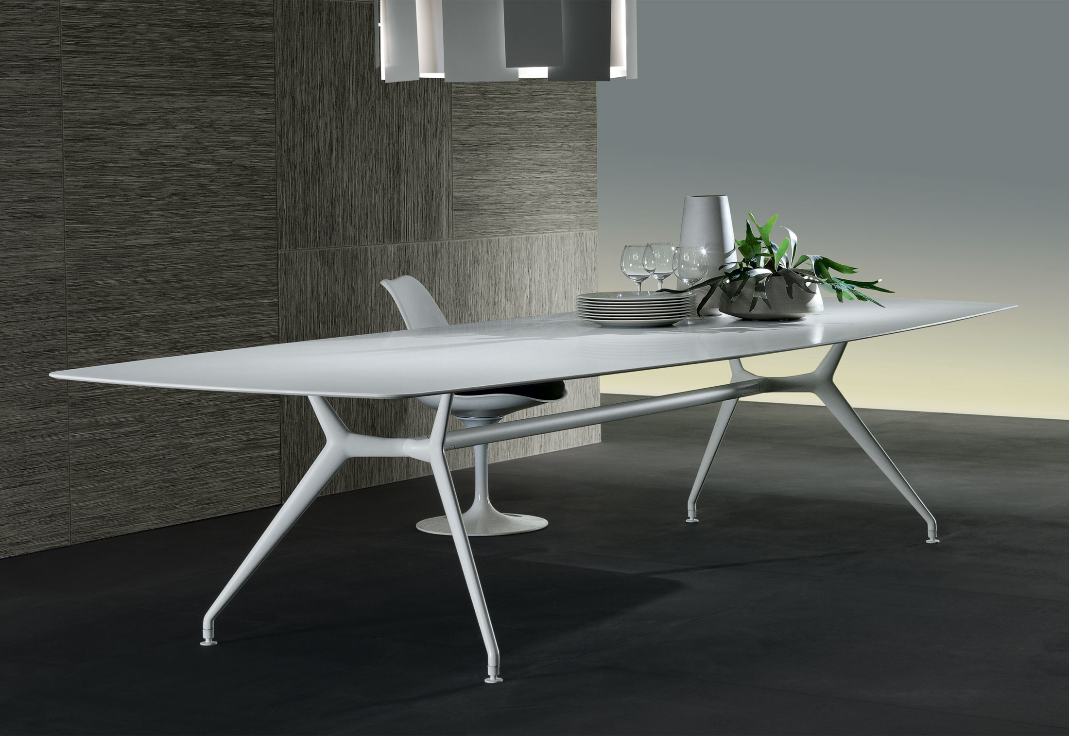Manta By Rimadesio Stylepark Tafel in emperador marmer met een bruin onderstel. manta by rimadesio stylepark
