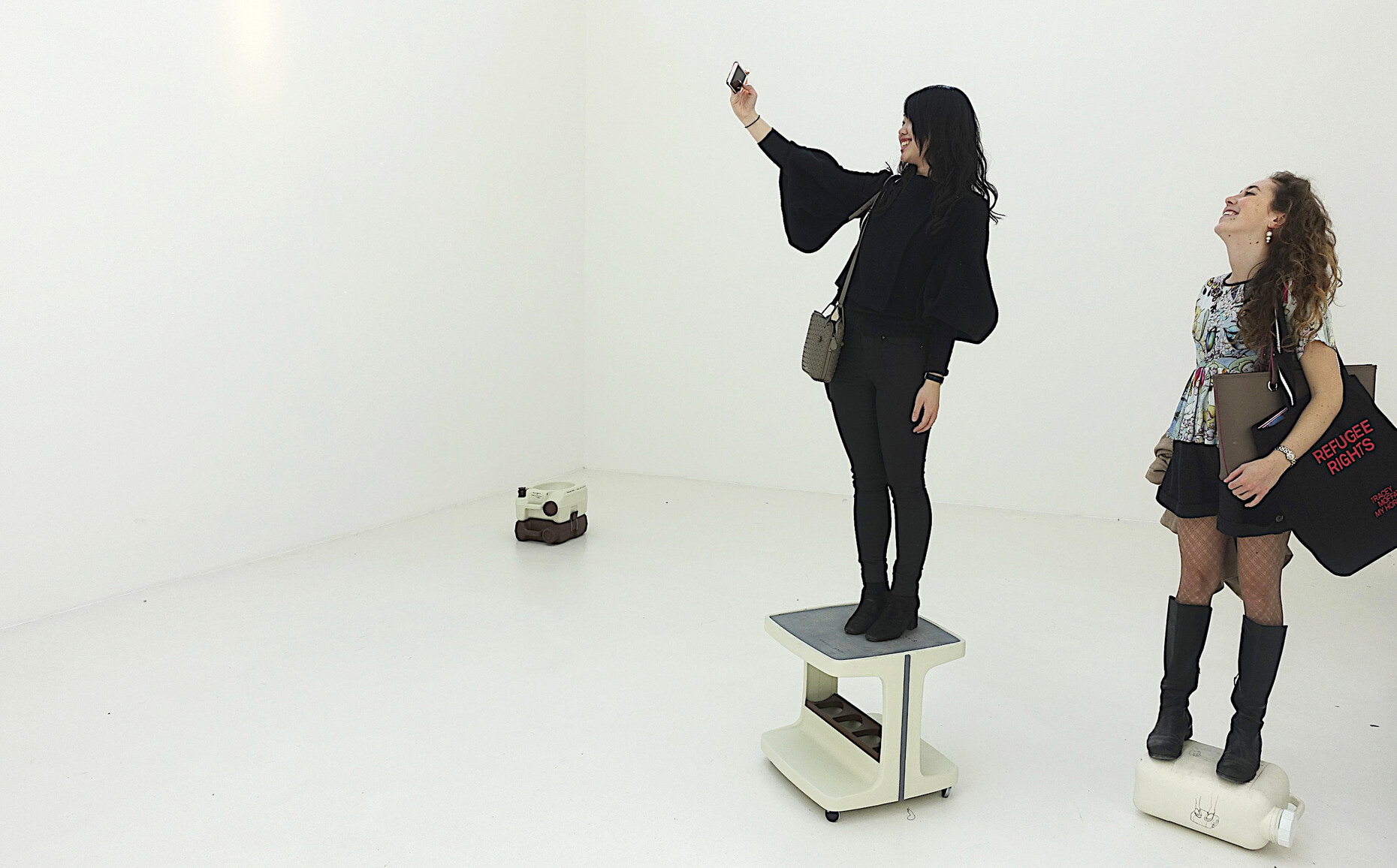 Skulptur als spaßige Aktion, die sofort in die digitalen Netze eingespeist wird: Eine der partizipatorischen "One Minute Sculptures" von Erwin Wurm im Pavillon Österreichs.