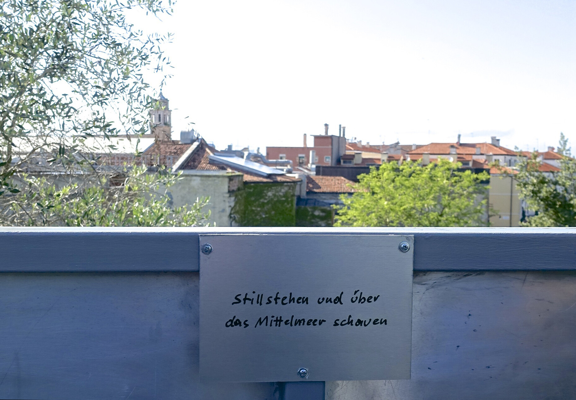 Wer die Aussichtsplattform auf Erwin Wurms vor dem österreichischen Pavillon hochkant gestelltem LKW erklommen hat, wird angewiesen: Stillstehen und über das Mittelmeer schauen.