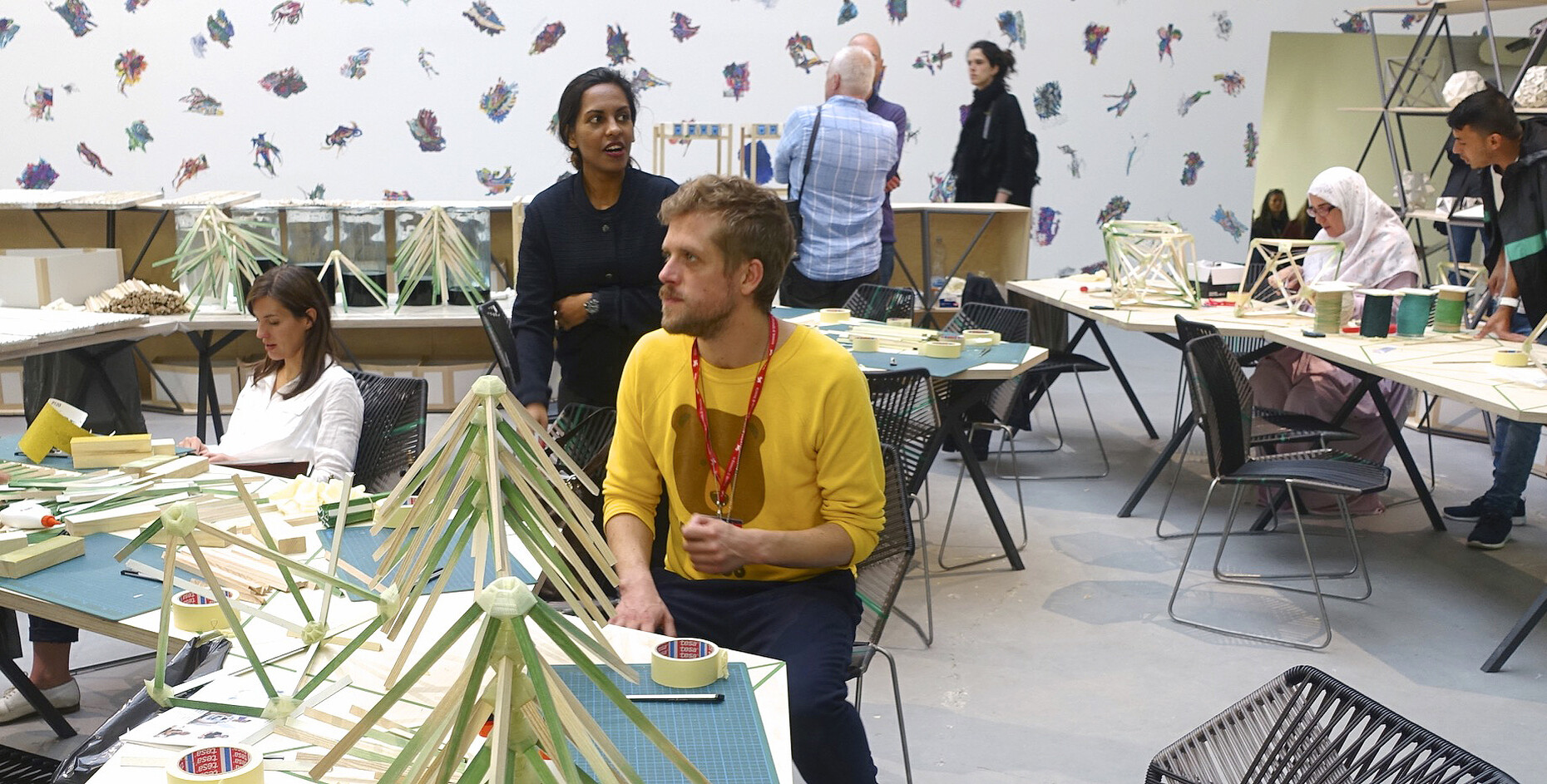 Lernen, was der Großkünstler vorgegeben hat: Ólafur Elíasson lädt die Besucher ein, gemeinsam mit Flüchtlingen und Asylbewerbern von ihm gestaltete Lampen zusammenzubauen.