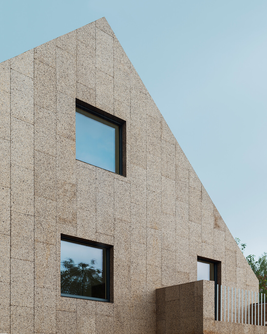 Cork Screw House, family house with cork facade, Berlin-Staaken