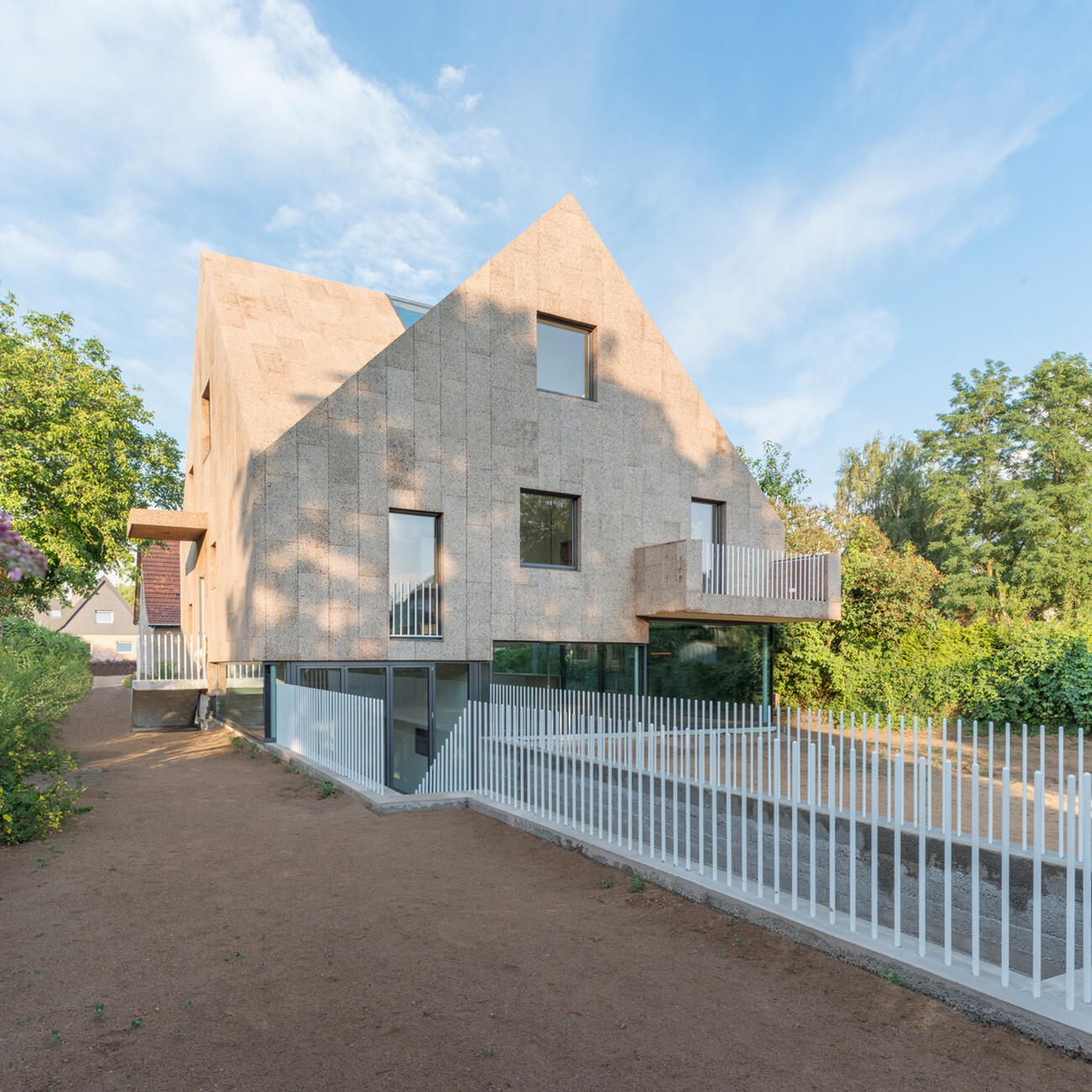 Cork Screw House, family house with cork facade, Berlin-Staaken