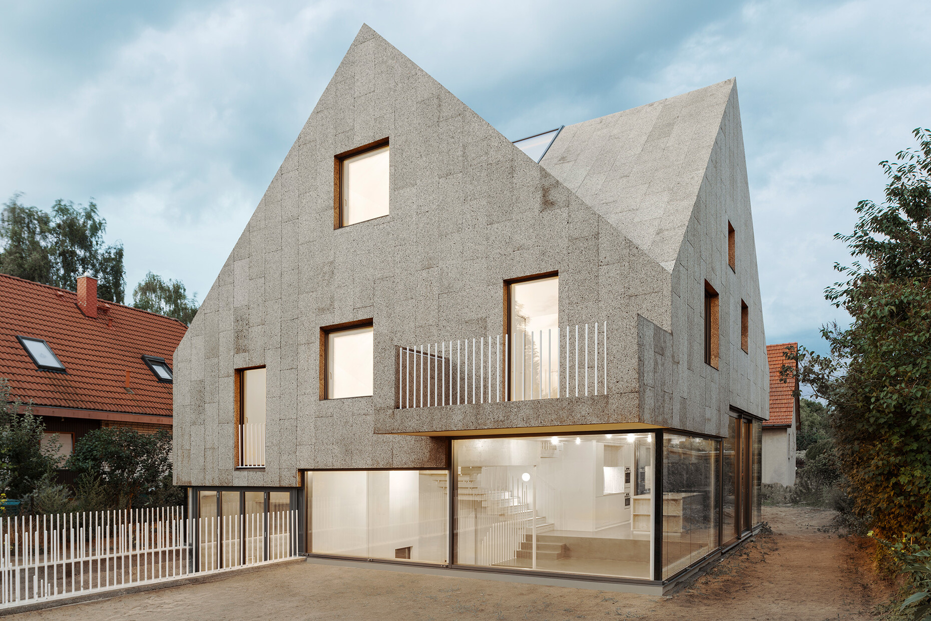 Cork Screw House, family house with cork facade, Berlin-Staaken