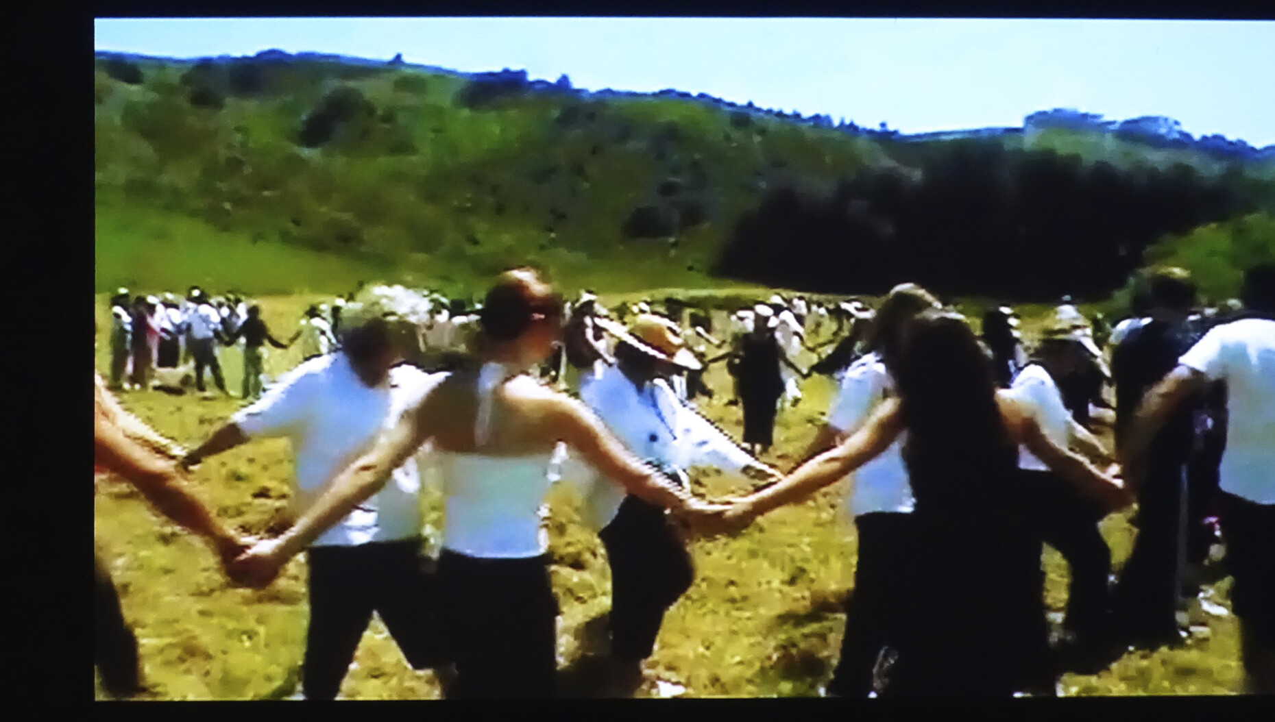 Tanzen als Gemeinschaftserlebnis: Still aus Anna Halprins "Planetary Dance".