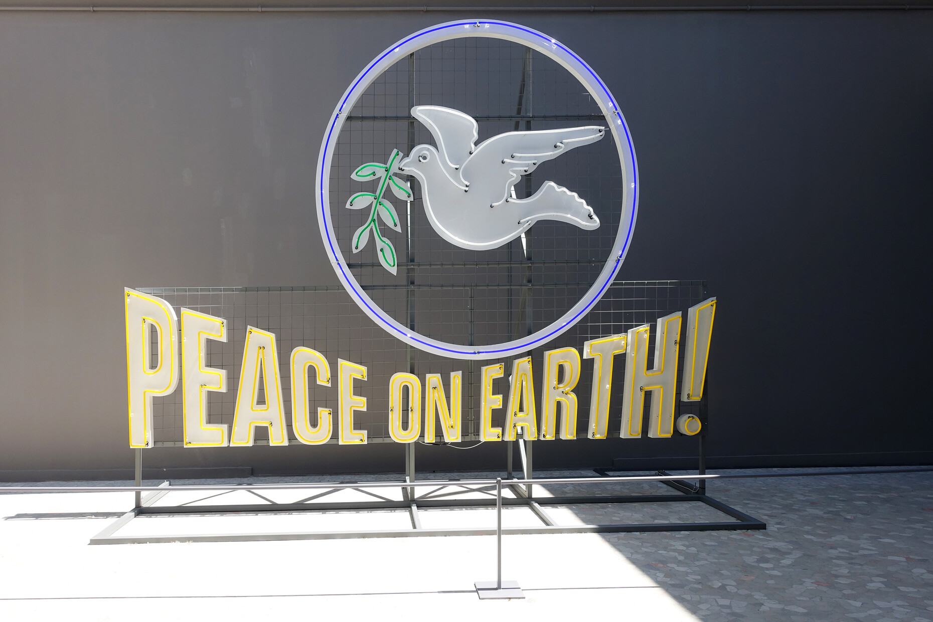 Wer wollte das nicht? – Lichtinstallation von Gyula Várnai im Pavillon Ungarns.