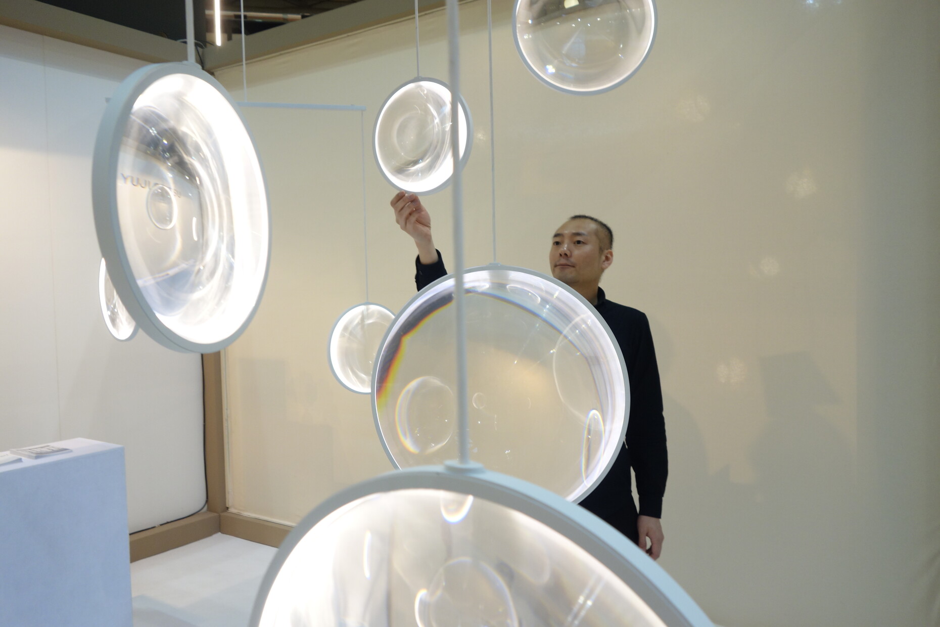 Yuyi Okistu verzaubert mit seinem Leuchten-Mobilée „Focus“.