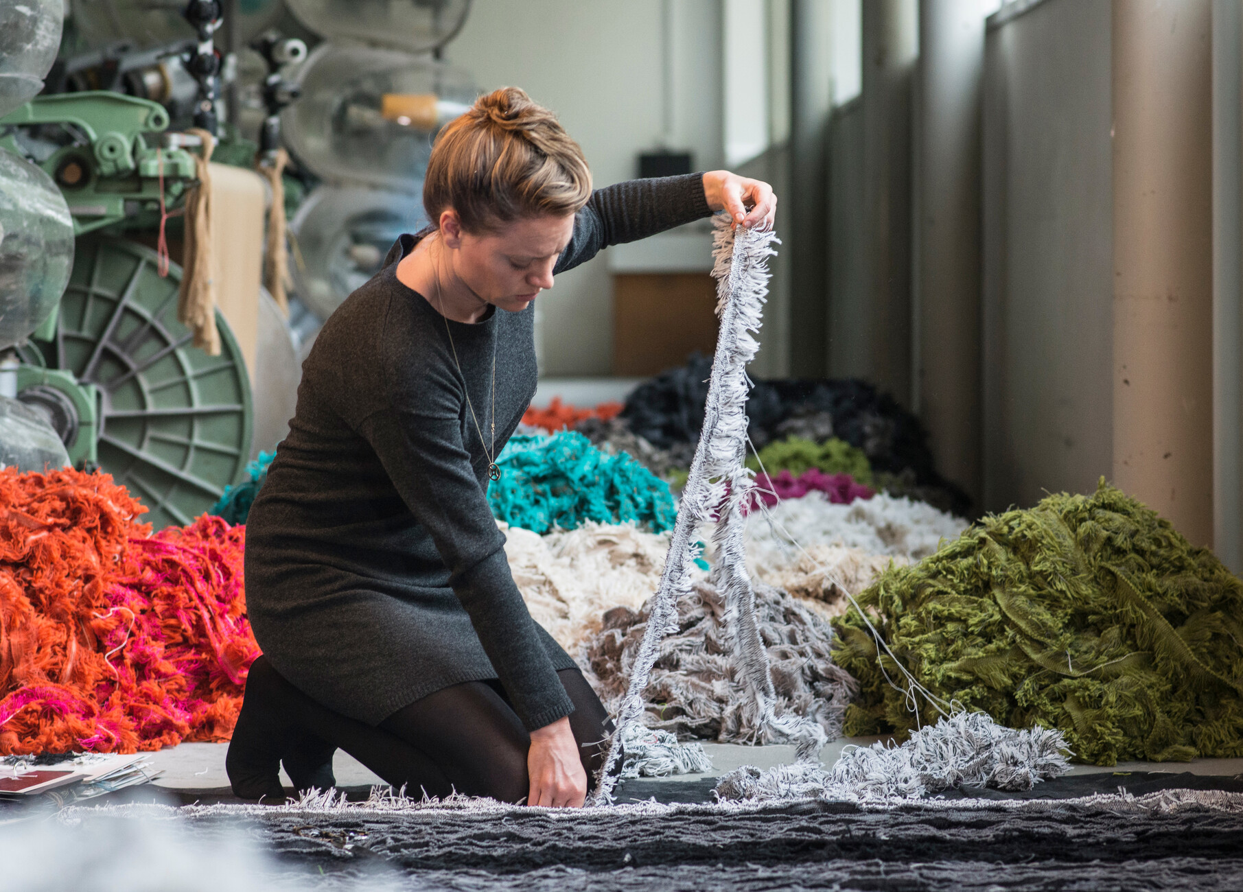 Nach dem Legen der Webkanten werden die Einzelteile locker geheftet und maschinell miteinander verfilzt.