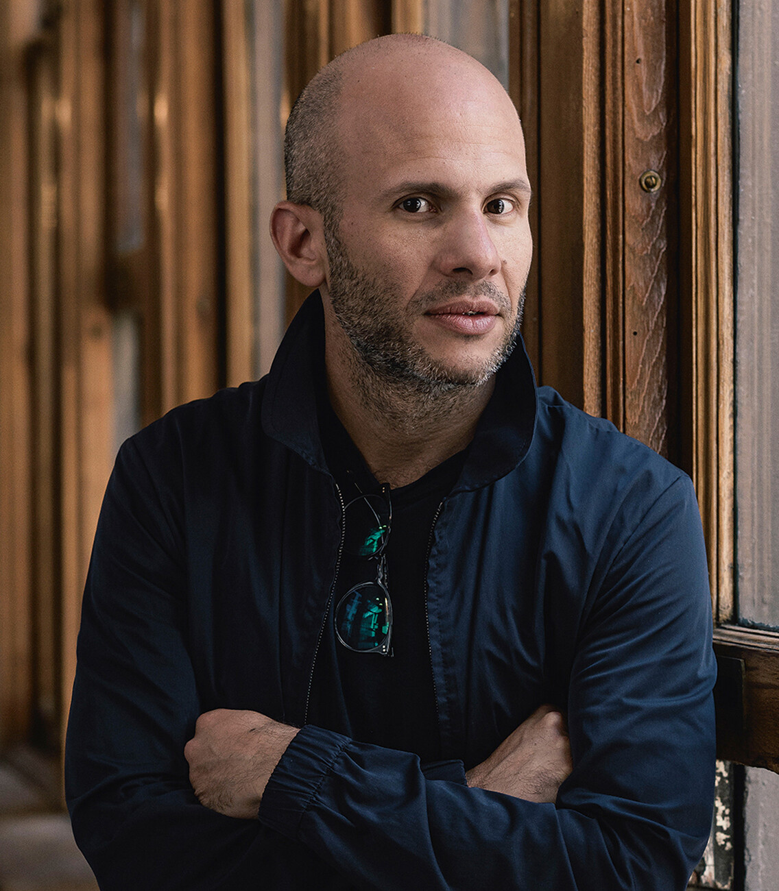 In seinem kontrastreichen Entwurf stellt der Designer und Architekt Rafael de Cárdenas glatte Oberflächen rohen Materialen wie Backstein gegenüber.