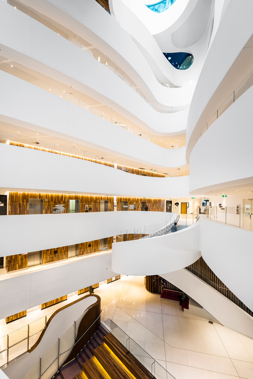 Weiße Rampe: Der schwungvolle, 130.000 Quadratmeter große Bau erinnert an das Guggenheim-Museum von Frank Lloyd Wright.