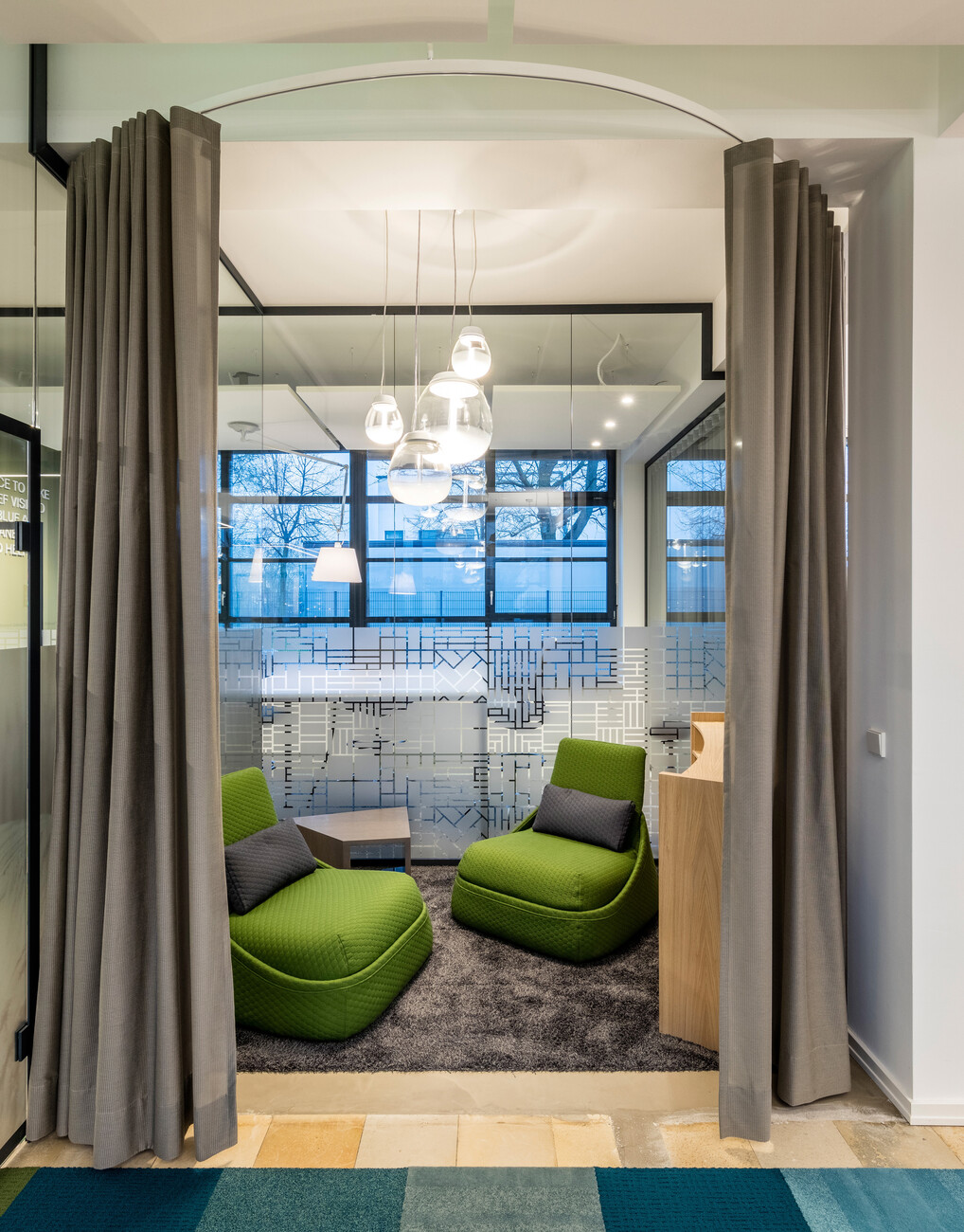 Statt fester Arbeitsplätze bietet das offene Büro flexible Abschnitte sowie Rückzugsmöglichkeiten für Aufgaben, die eine hohe Konzentration erfordern.