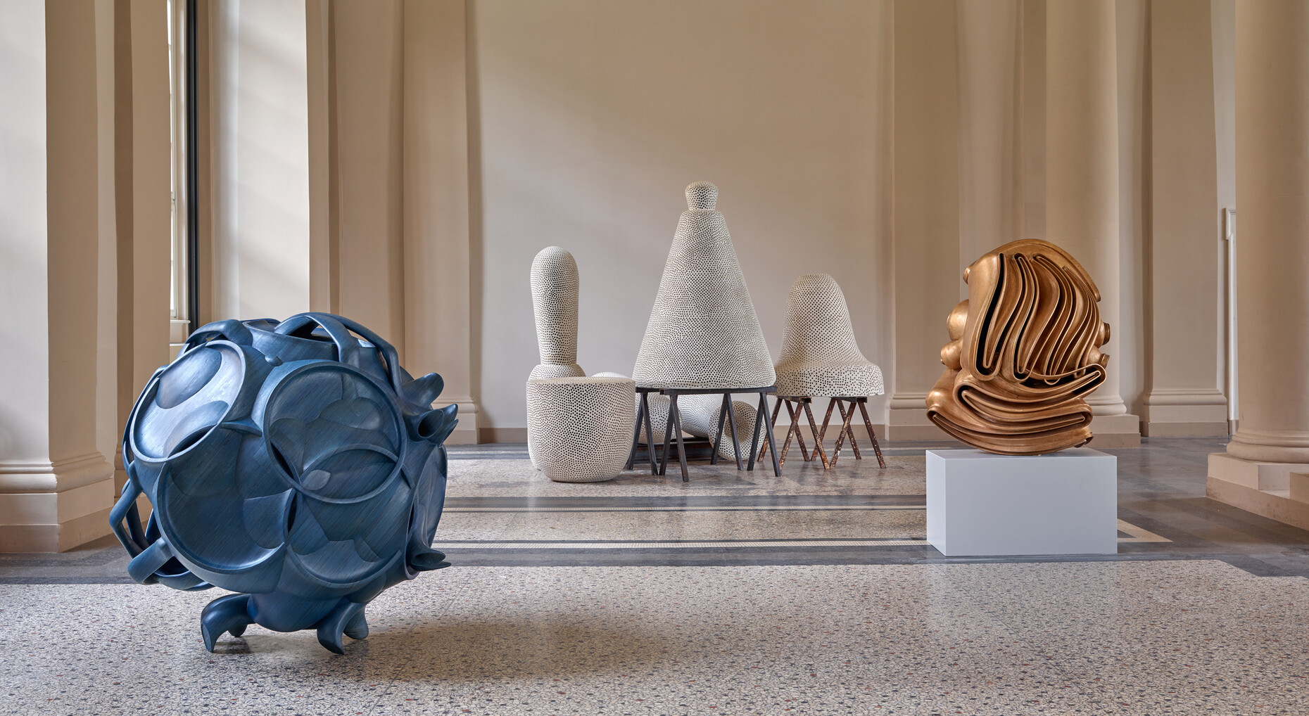 Wood, plaster, bronze: Tony Cragg deals with structures of the human body and in nature.