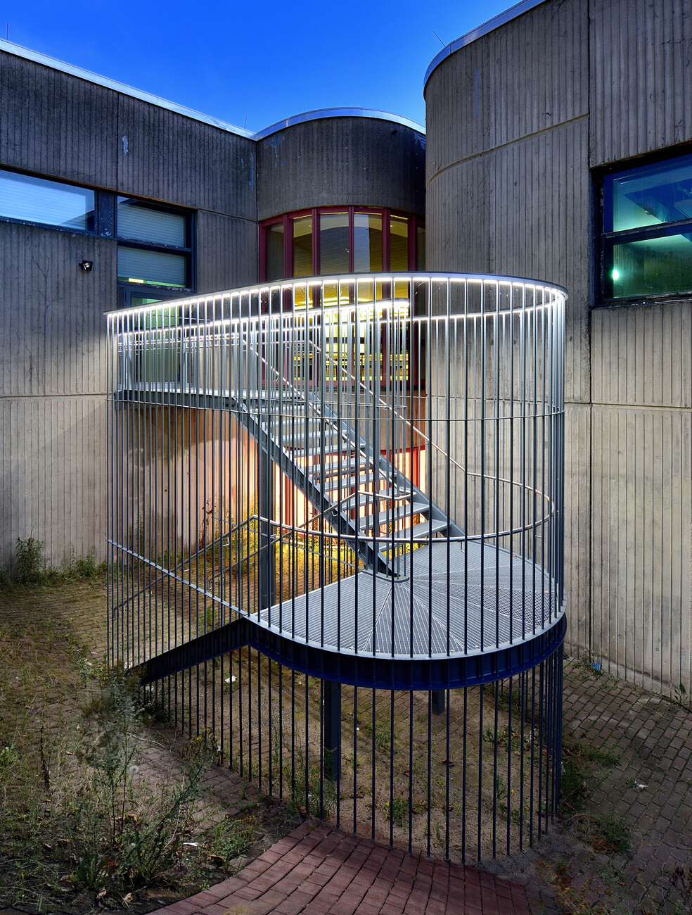 The re-drawing of the U-shaped contour of the balustrade with a 35.5 meter LED light line lends its structure a luminous appearance.