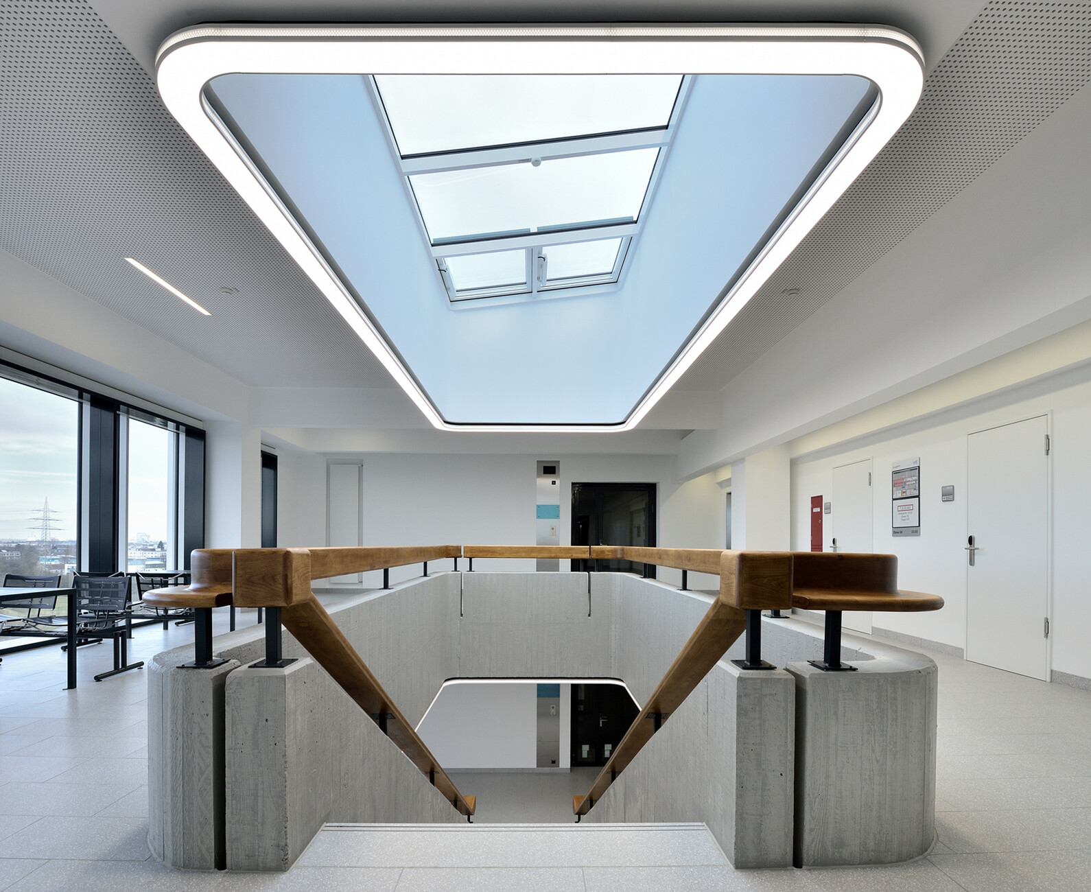 The cover made of frosted acrylic glass gently surrounds the cover and ensures a homogeneous and diffuse light.