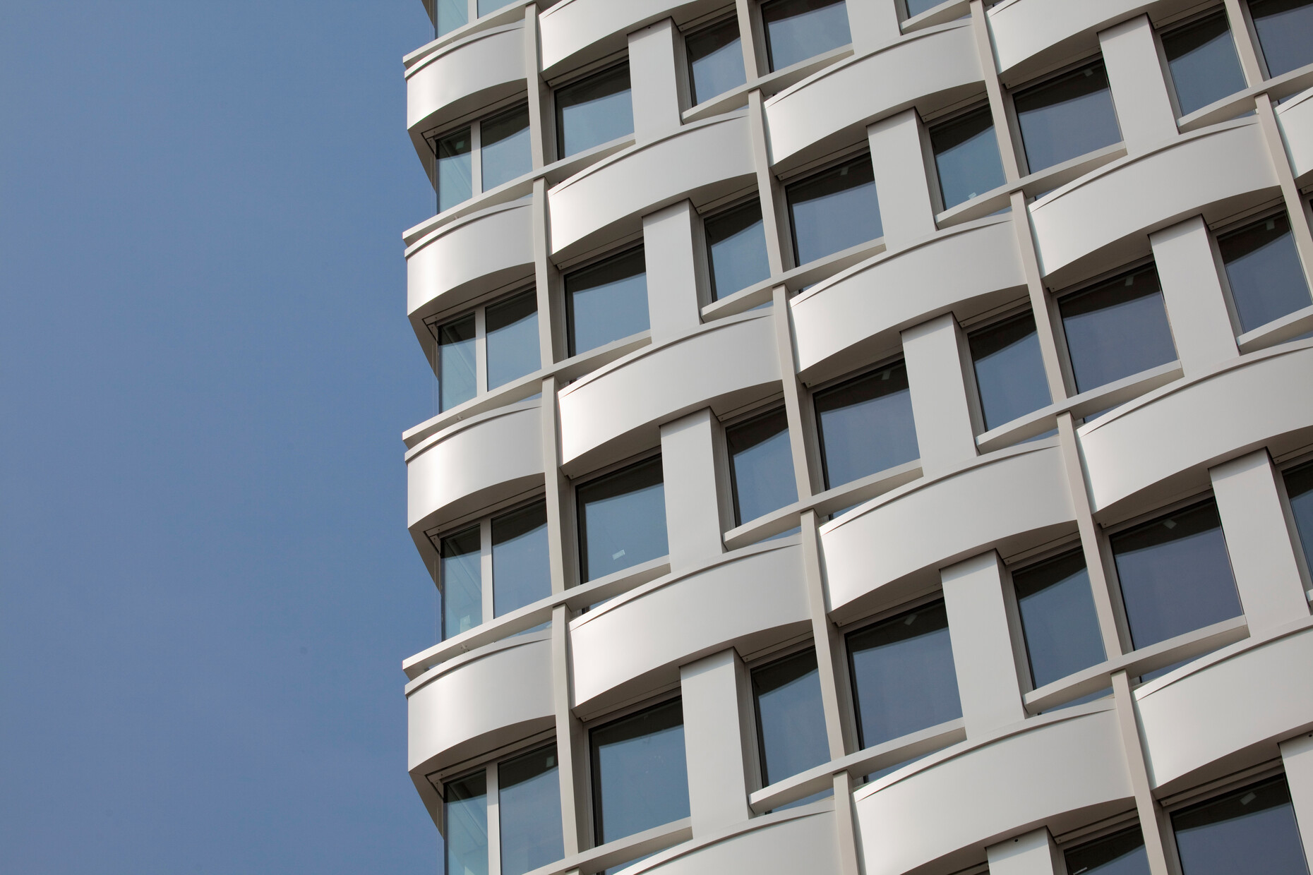 Die "geflochtene" Fassade des Agfa-Hochhauses besteht aus Beton- und Aluminiumfertigteilen.