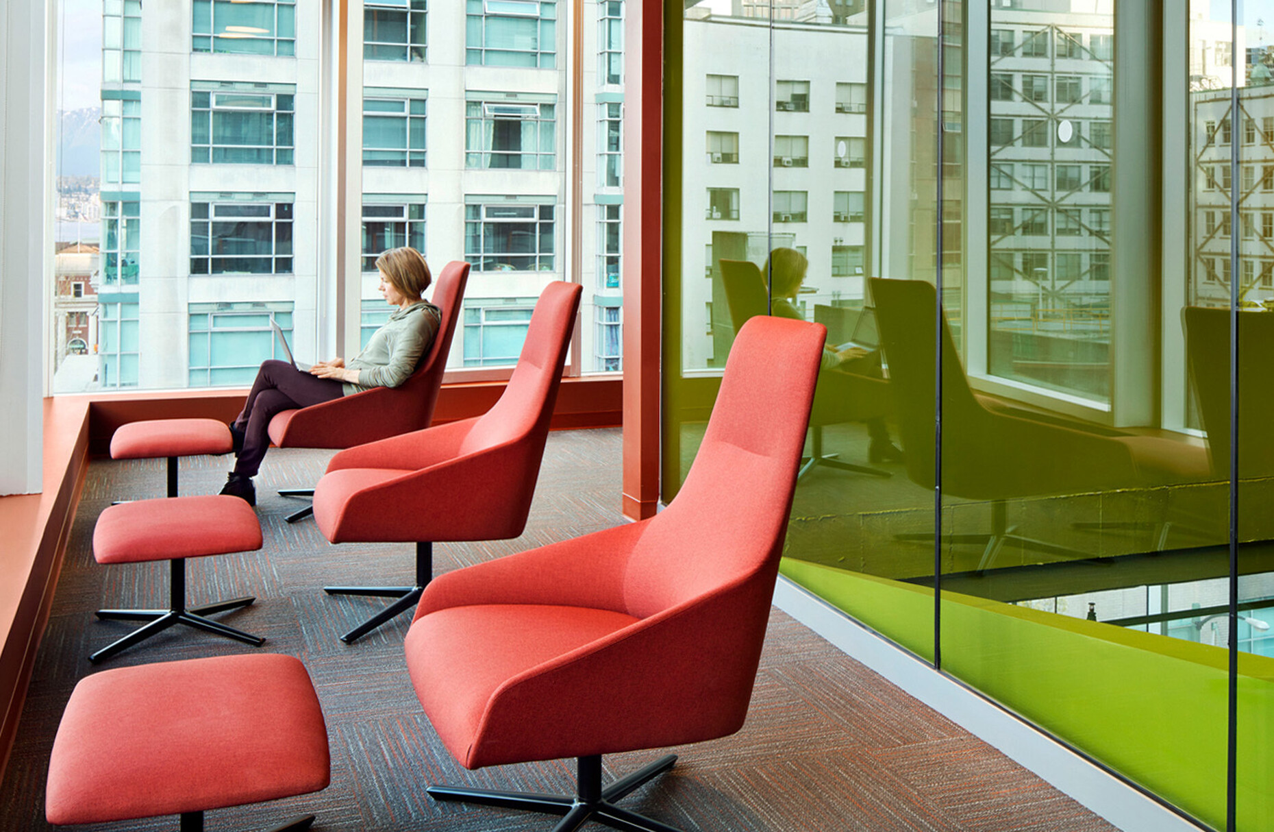 Cheerful atmosphere: The Alya Lounge Chair by Andreu World at the canadian Adler University are upholstered in bright orange and green.