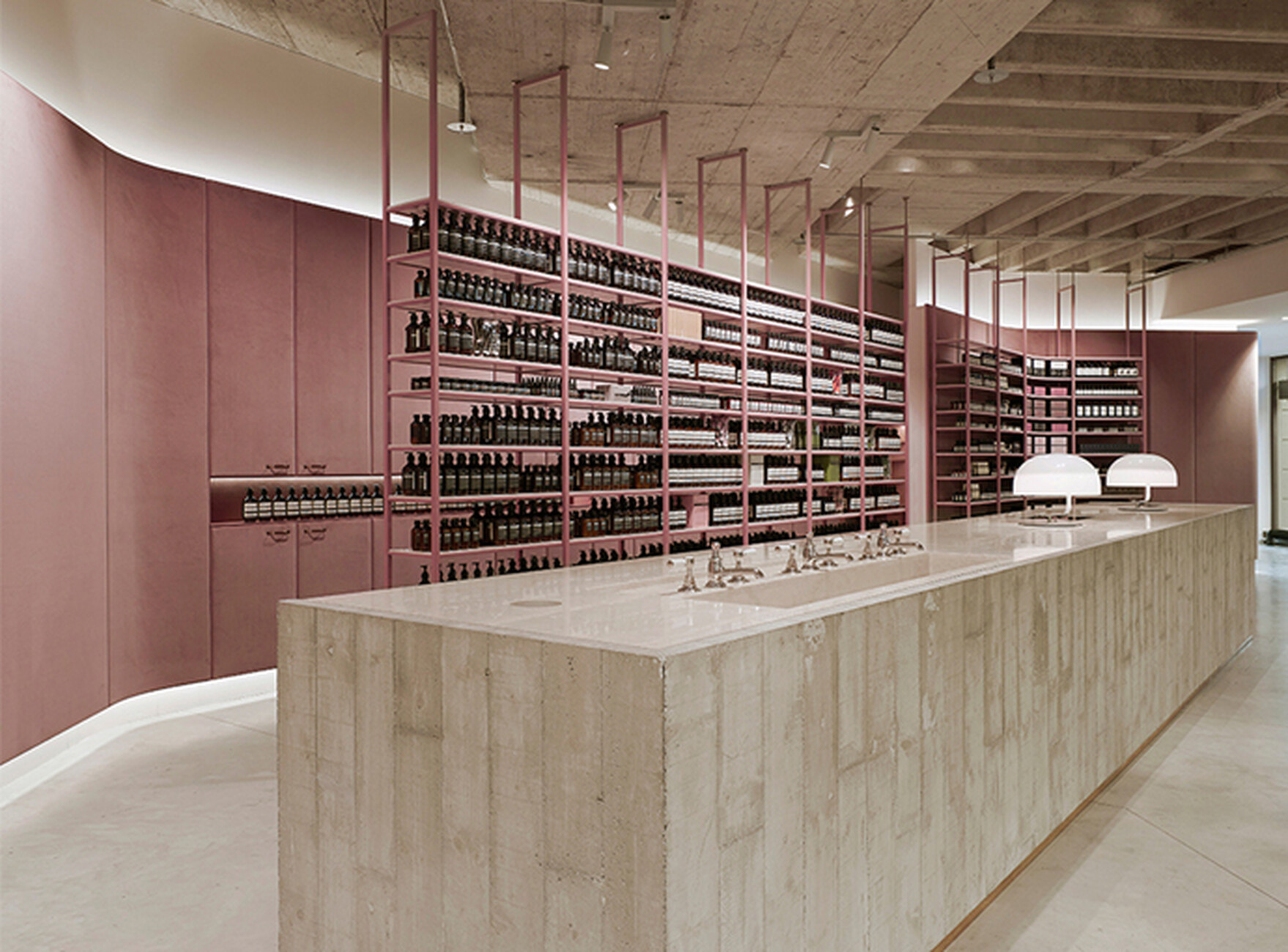 Pulverbeschichtete Oberflächen und eine monolithische Theke: Der Counter für Aesop im Alsterhaus Hamburg von einszu33.