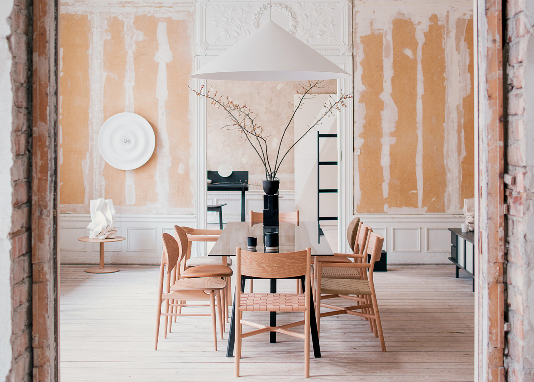 Tisch "Kadai", Stühle "Ariake Arm Chair", "Outline", "Holm"