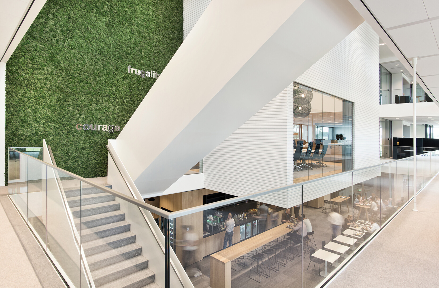 Gestaltet von Dreessen Willemse Architecten dient die zentrale "Össur World" mit "Aava" Stühlen von Arper als Treffpunkt und Restaurant.