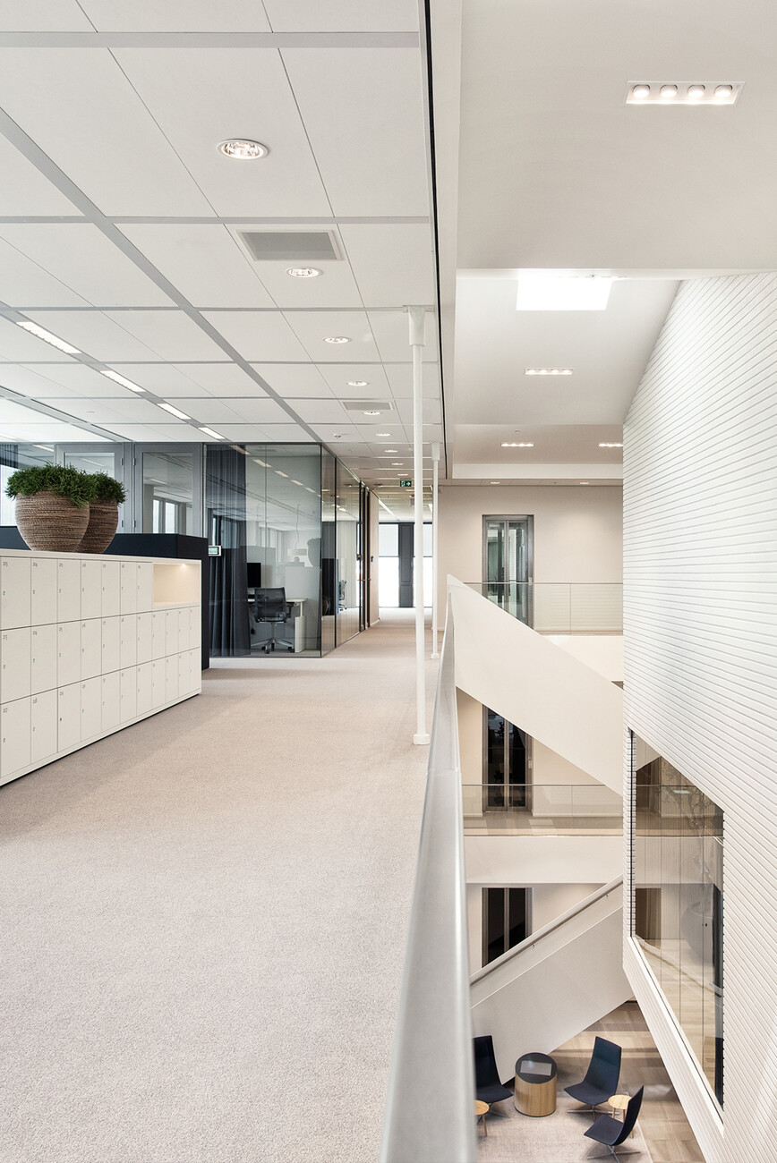 Helles Holz und großzügige Glasflächen unterstützen den einladenden Charakter der Innenarchitektur und bieten eine perfekte Umgebung für den Loungesessel "Catifa 70".