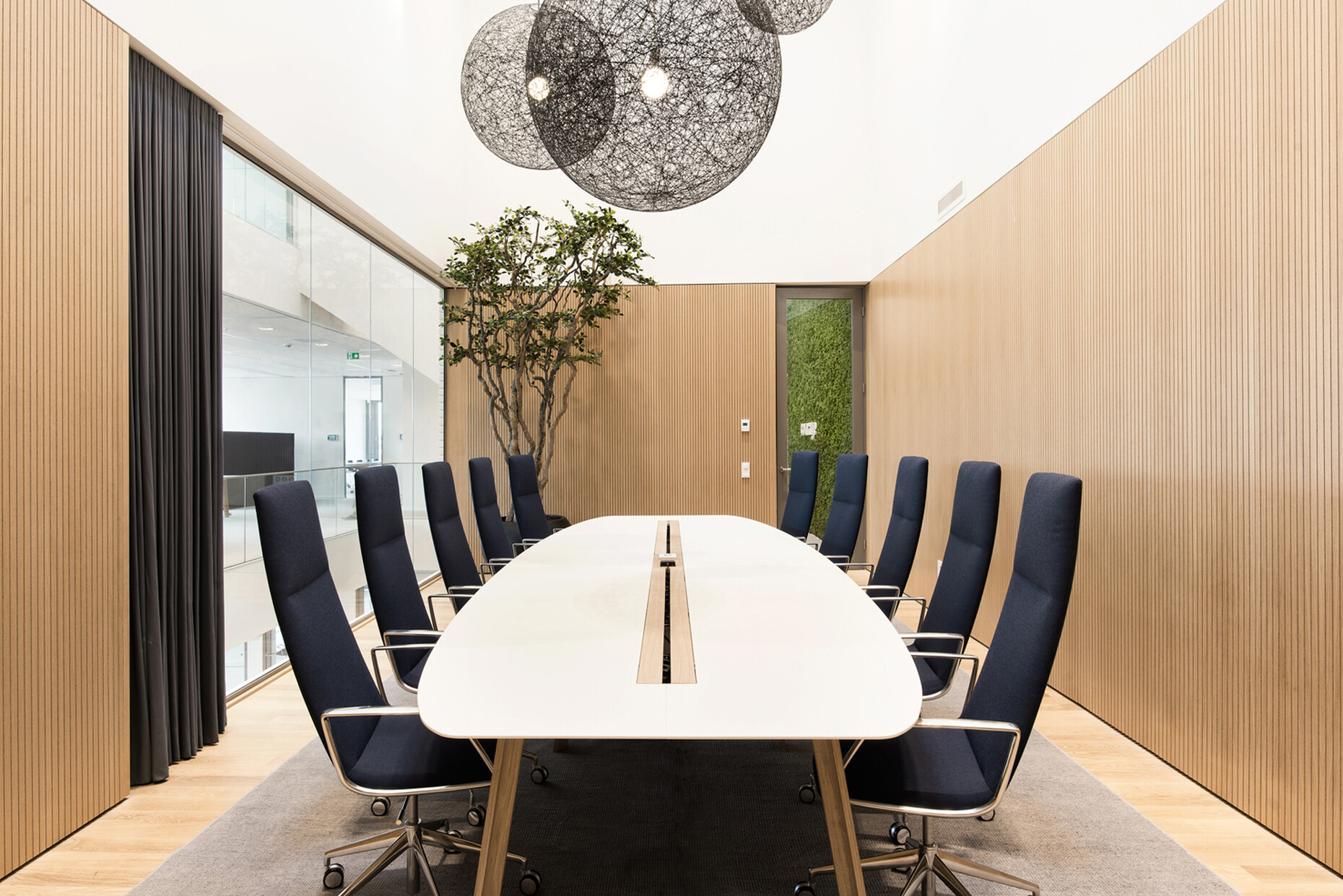 Lievore Altherr Molina verzichteten beim Entwurf des Bürostuhls "Catifa Sensit" für Arper auf die sichtbare Technik und kombinierten Sitzkomfort mit einer eleganten Kontur.