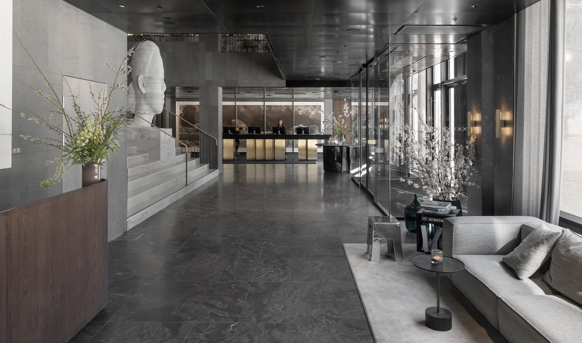 Ein "Rückzugsort und Schauplatz" soll das Luxushotel "At Six" in Stockholm sein - den pompösen Part läutet in der Lobby die Marmorskulptur von Jaume Plensa ein.