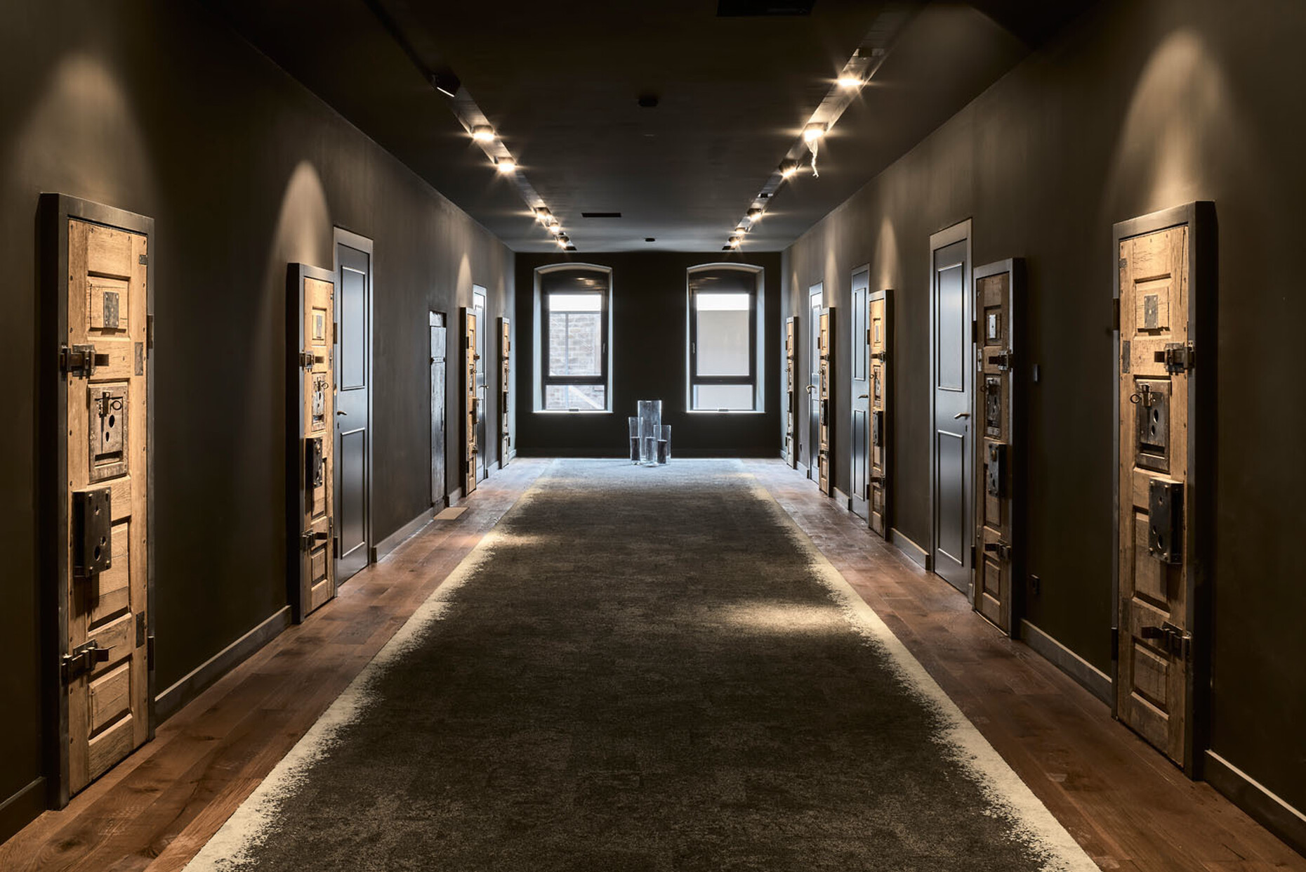 Neben den Backsteinfassaden blieben nur die alten Türen zur Dekoration sowie die Gefängnismauer erhalten.