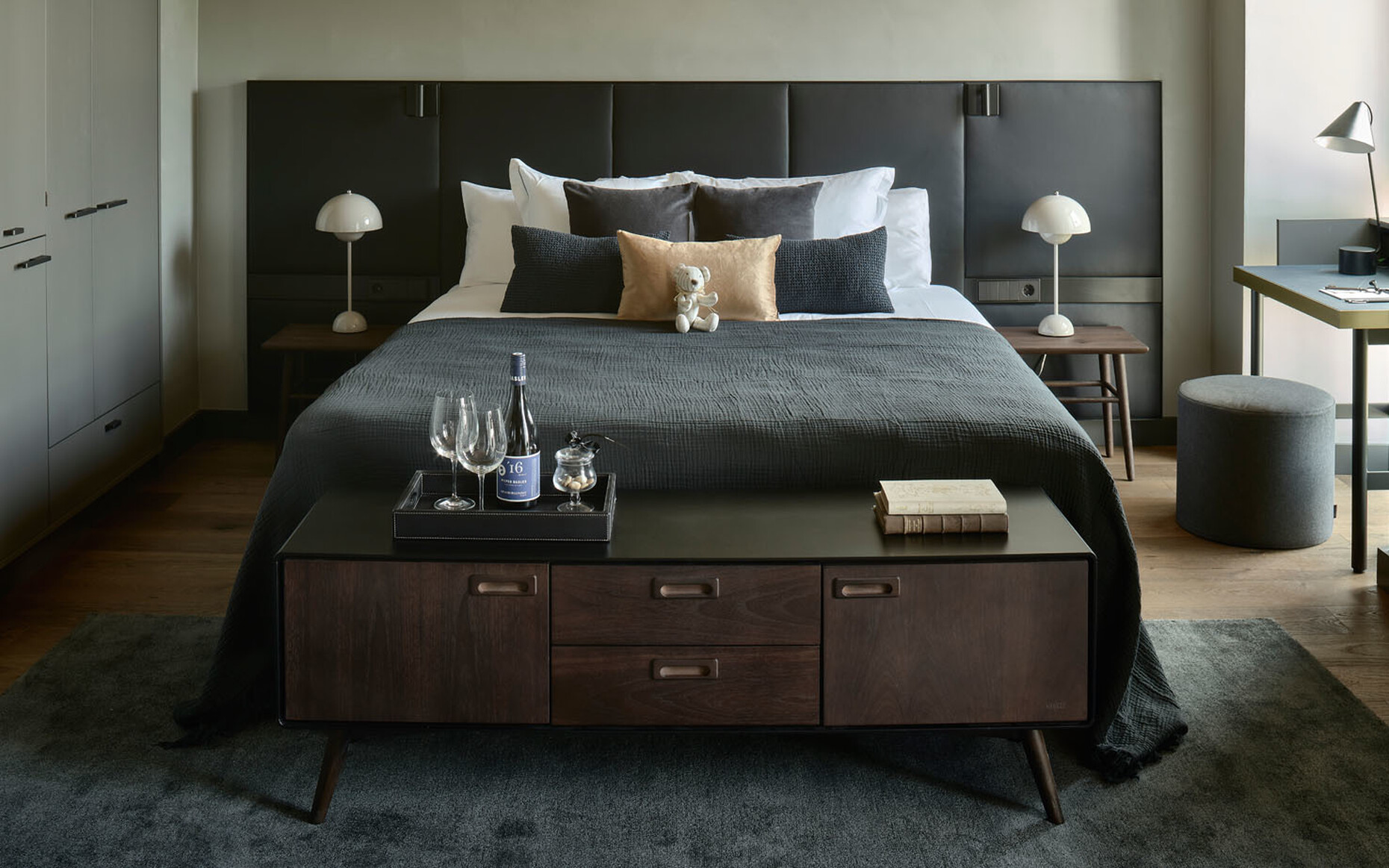 Für das Interieur setzte das Designstudio Knoblauch auf Anthrazit und Schwarz in Kombination mit weißen Details.