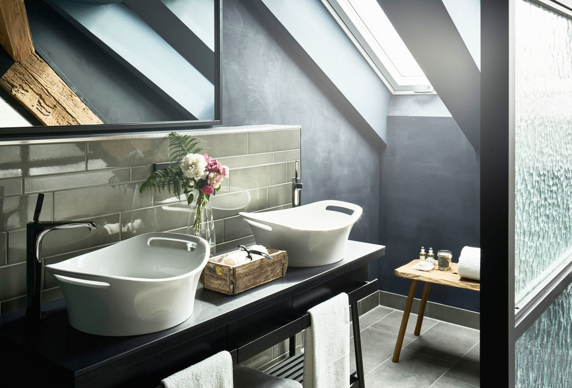 Passend zu dem historischen Charakter des Gebäudes sind die Waschtische der spanischen Designerin Patricia Urquiola eine Hommage an den traditionellen Waschzuber.