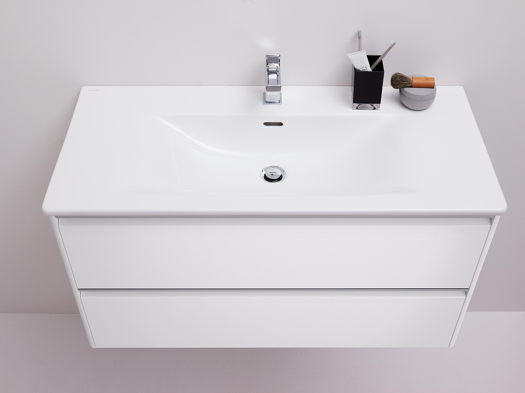 Harmonisches Miteinander: Der neue Waschtisch aus der Serie "Palace" von Andreas Dimitriadis und der Unterschrank aus der "Base"-Badmöbelkollektion