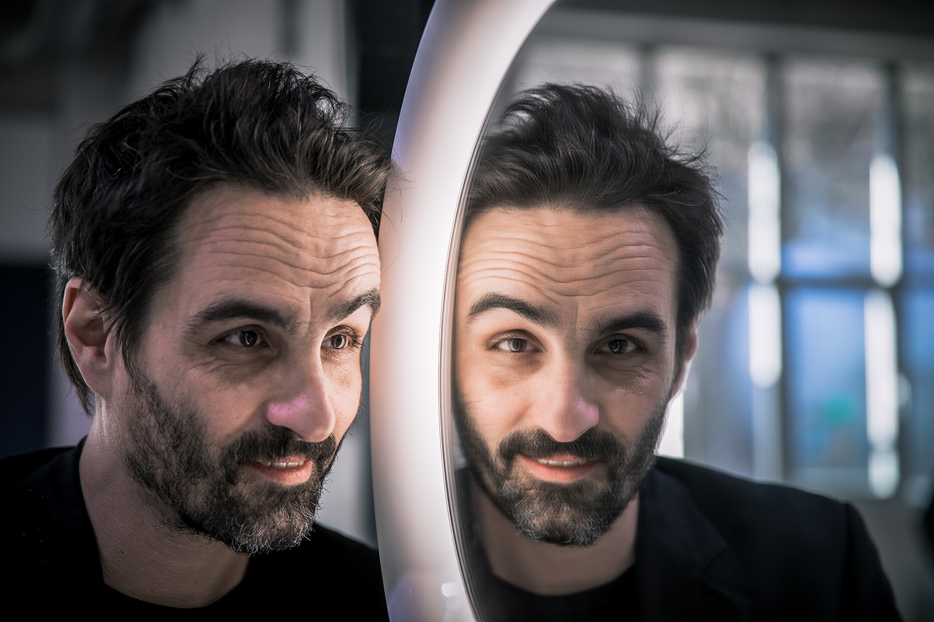 Designerporträt: Gabriele Chiave mit einem Spiegel aus der neuen Laufen-Kollektion "The New Classic"