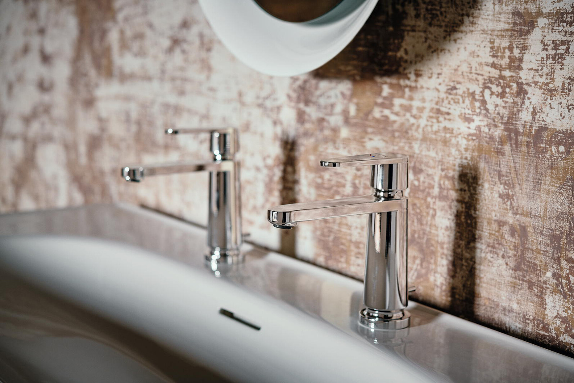 Die Armaturen, die das Studio Marcel Wanders für "The New Classic" entworfen hat, bilden mit ihren sachlichen Formen einen Gegenpol zu den Keramikprodukten.