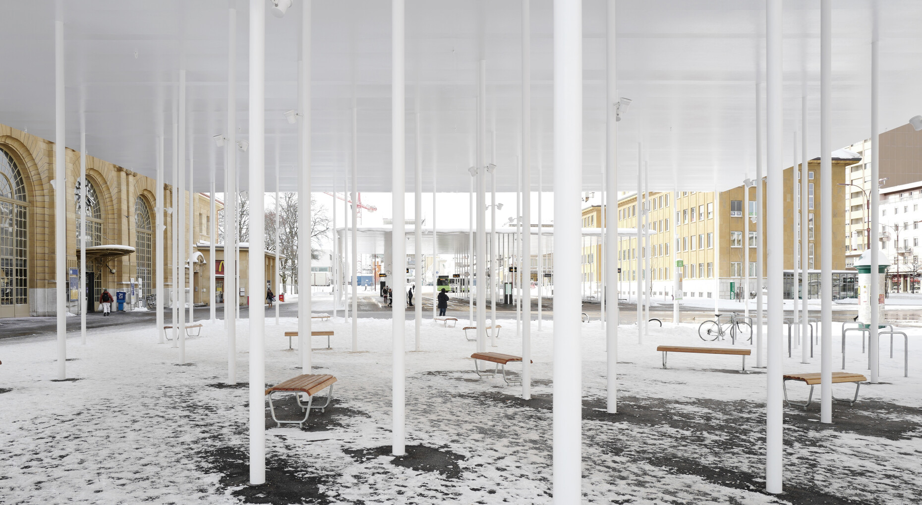 Zwei dünne Metalldächer von Frundgallina Architekten über dem Bahnhofsvorplatz in La-Chaux-de-Fonds