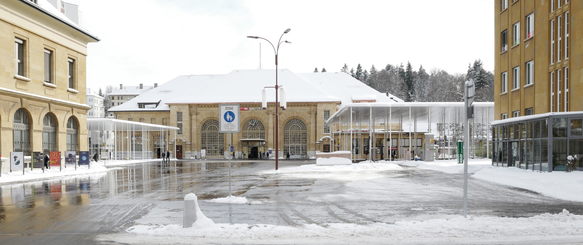 Zwei dünne Metalldächer von Frundgallina Architekten über dem Bahnhofsvorplatz in La-Chaux-de-Fonds