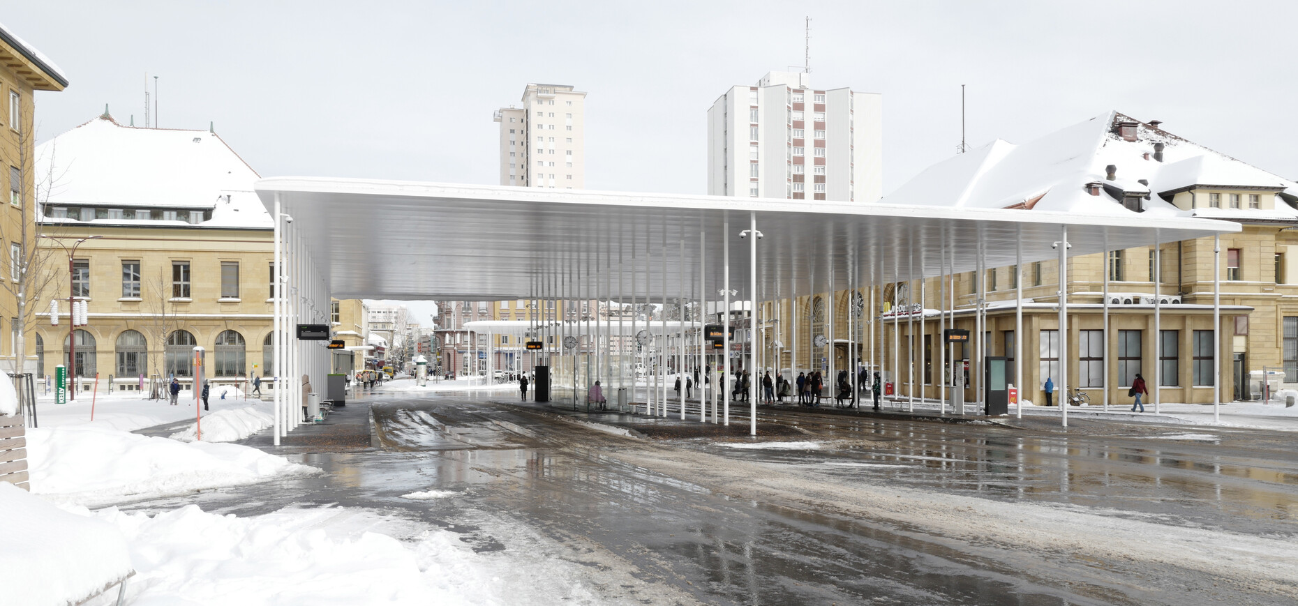 Zwei dünne Metalldächer von Frundgallina Architekten über dem Bahnhofsvorplatz in La-Chaux-de-Fonds