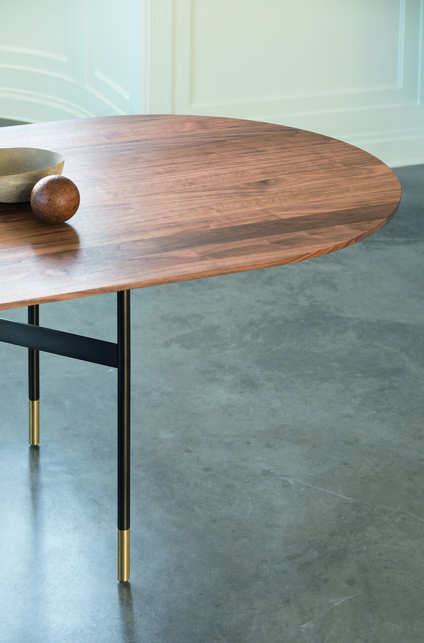 A filigree dining table with beautiful details. The high brass feet emphasize the delicate legs and give it a touch of solidity.
