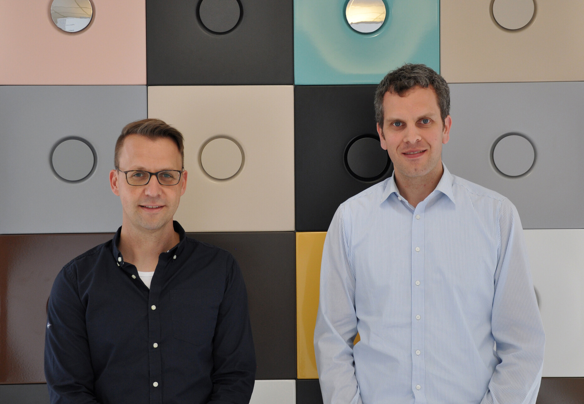 The bathroom is colorful: marketing manager Sven Rensinghoff and managing director Thilo Pahl from Bette in front of the color samples.