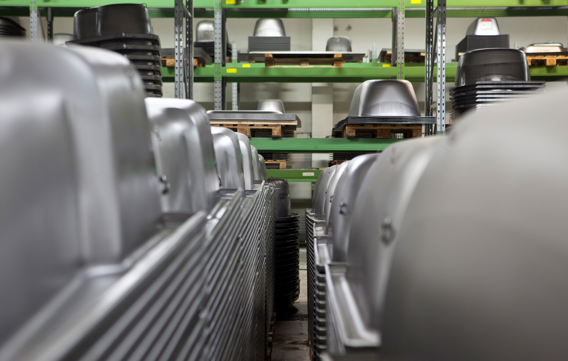 Humpback whales in the warehouse: The form of the bathtubs is pressed mechanically into a titanium steel plate.
