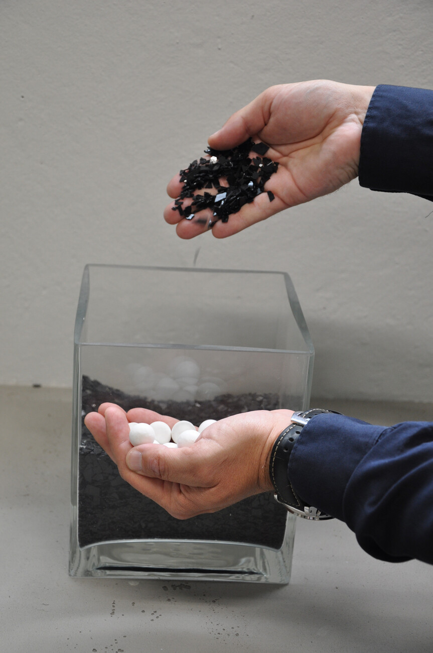 Still raw: The glass splinters for the enamel are rubbed by balls in drums.