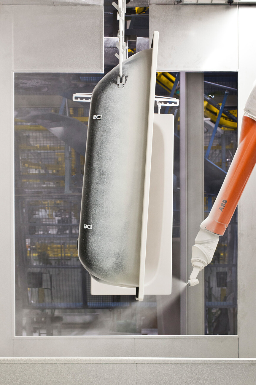 Almost done: In a wet-on-wet process, the top and color layers follow after the base glaze.