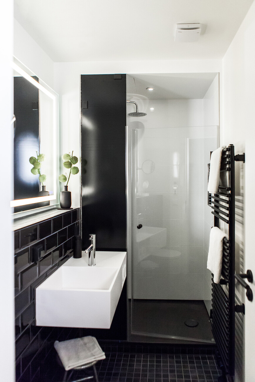 Boutique Hotel K7, black tiles, shower, BetteUltra, BetteZarge
