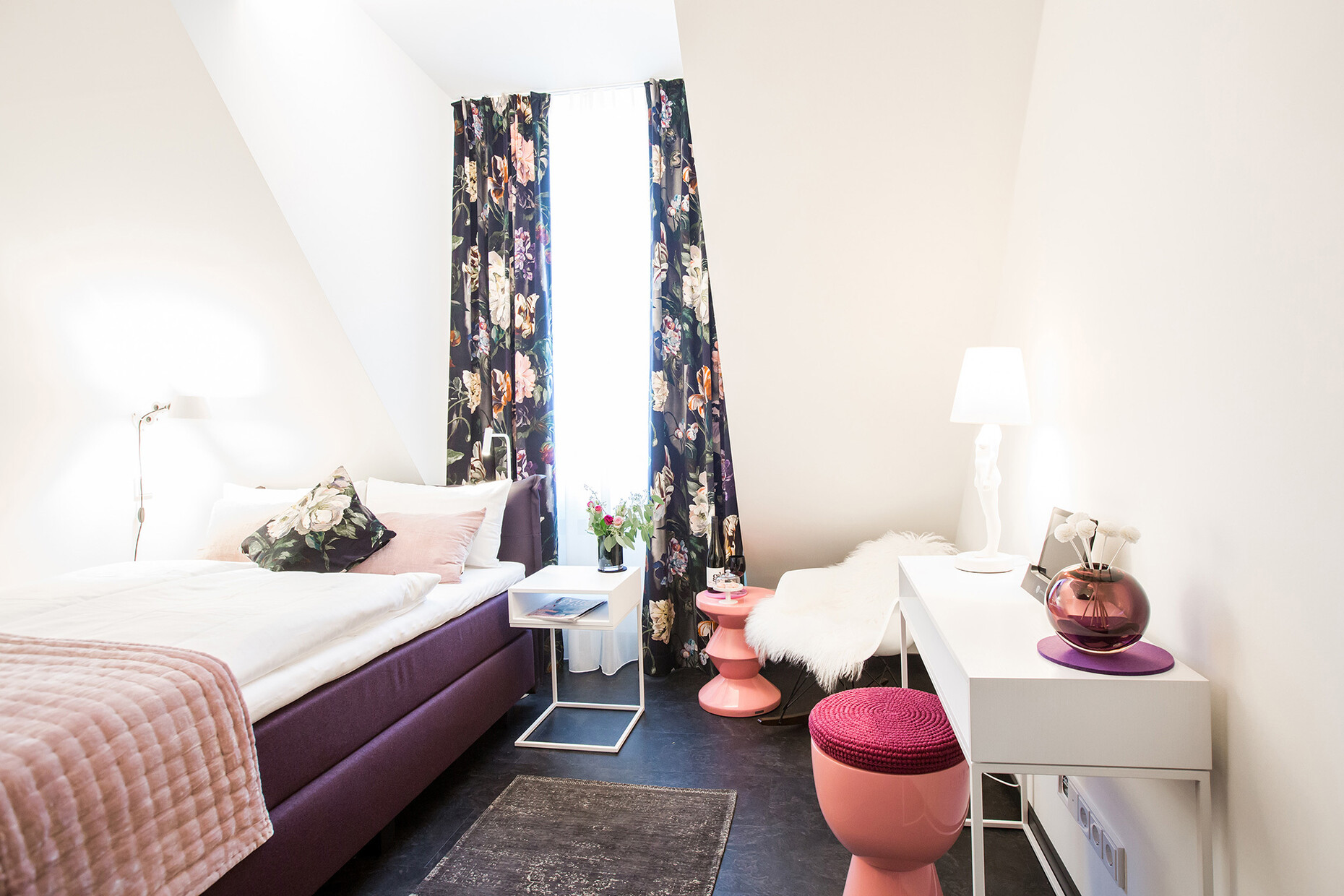 Feminine patterns and colours in the "La Fleur" theme room