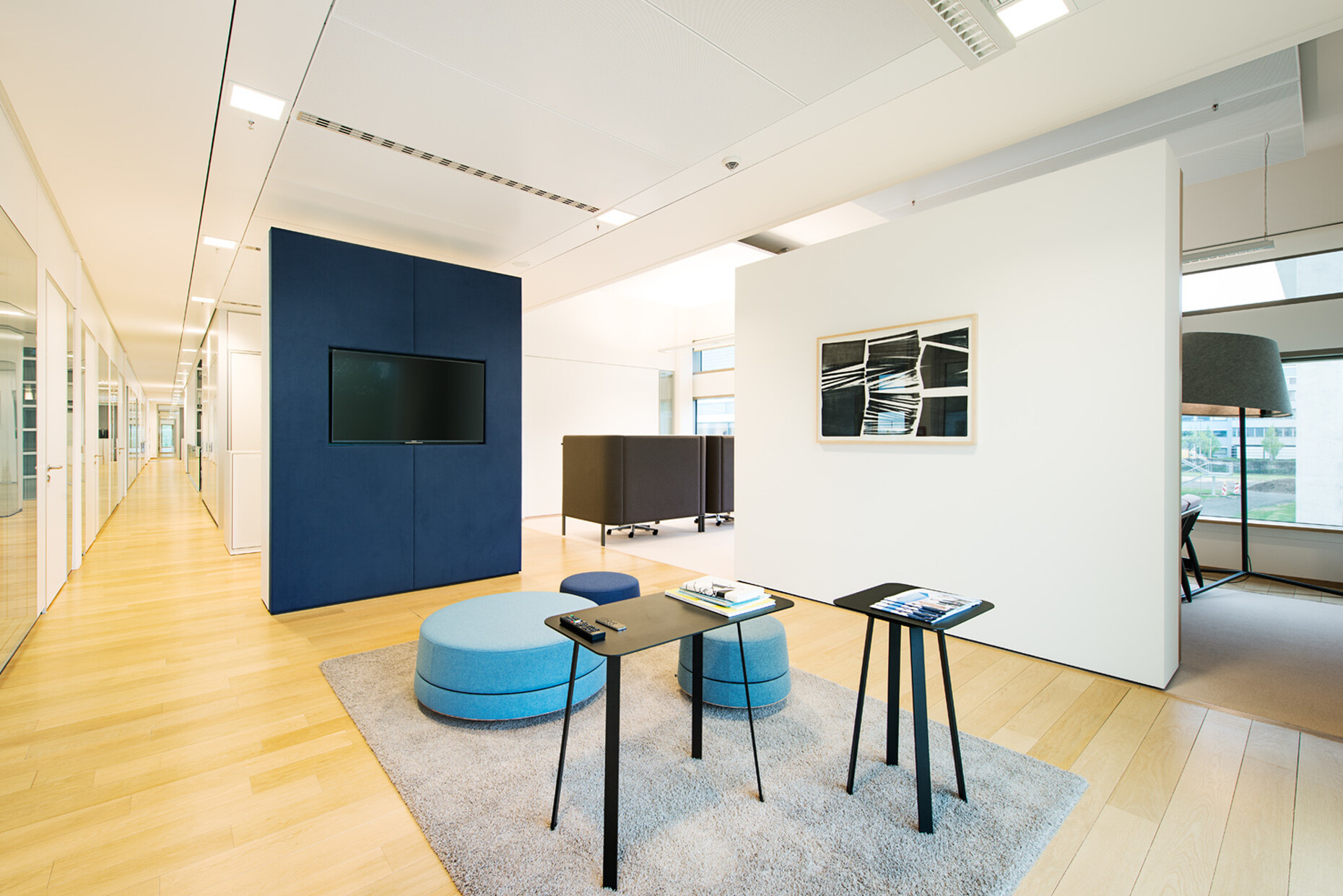 The "BuzziBalance" poufs are equipped with a wobble-board and thus support the agility of the employees.