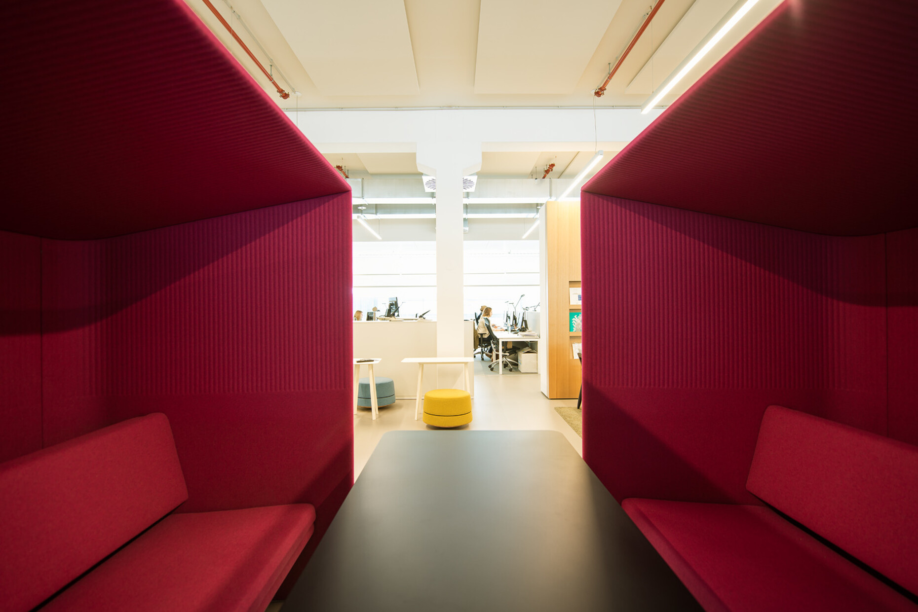 While "BuzziHub" provides sound insulation, the "Buzzi PicNic" series of tables with electrical connections provide the working surface and current source at the same time.