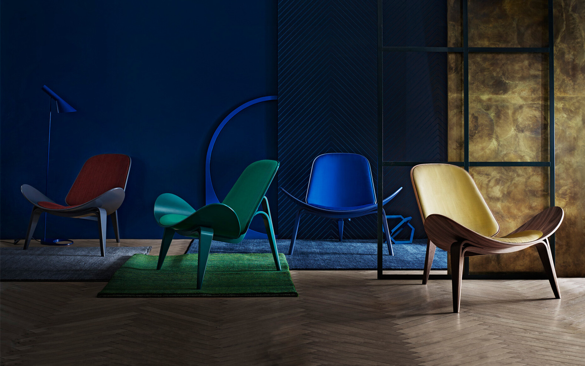 Als Inspiration für die Bezüge des Shell Chairs CH 07 diente Carl Hansen & Søn die intensive Farbigkeit von Edelsteinen.