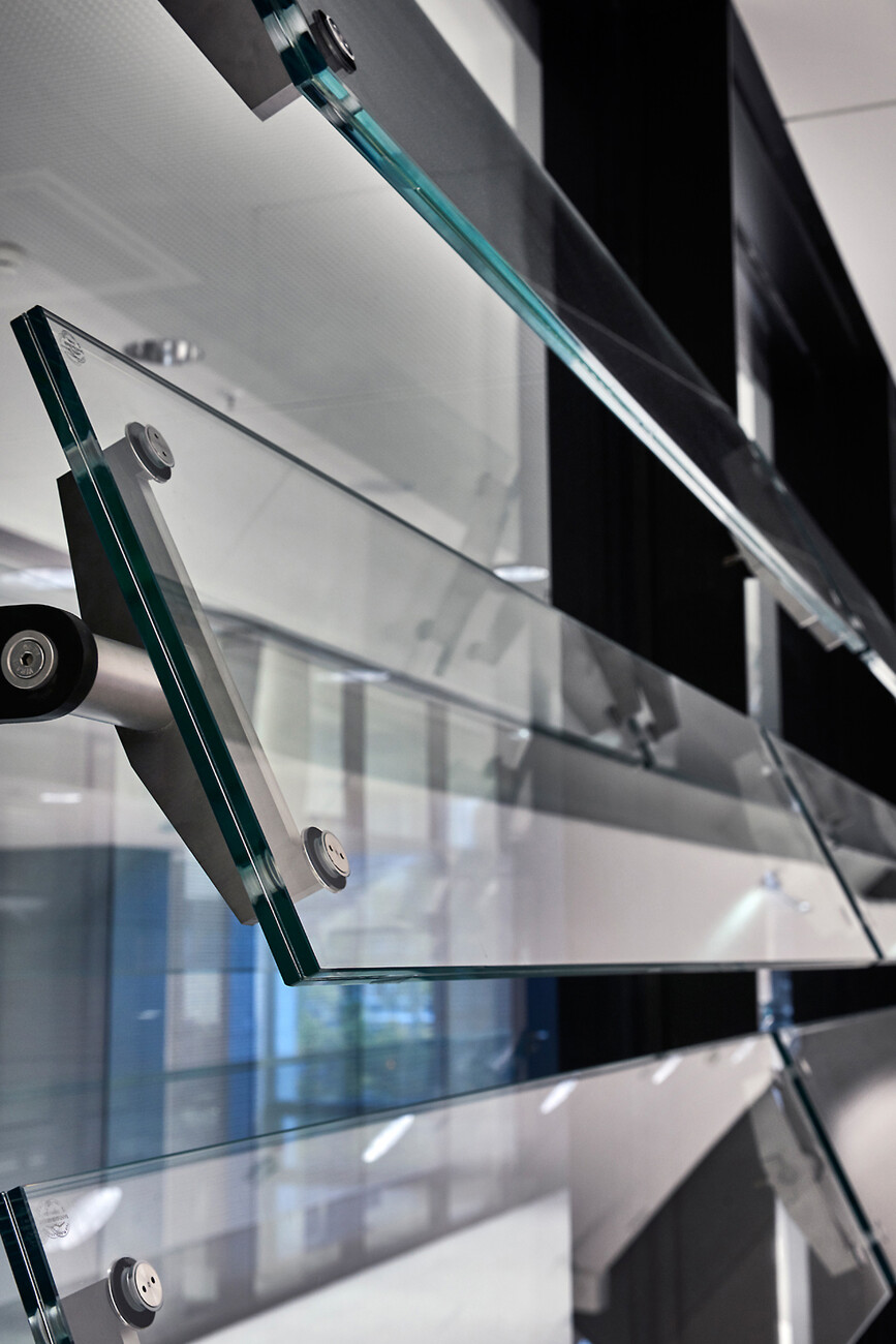 Made of laminated safety glass, white glass and PVB film, the blades are extremely robust and long lived.